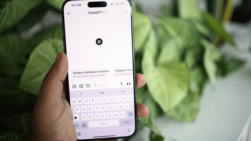 スマートフォンでChatGPTアプリを操作する手元