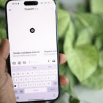 スマートフォンでChatGPTアプリを操作する手元