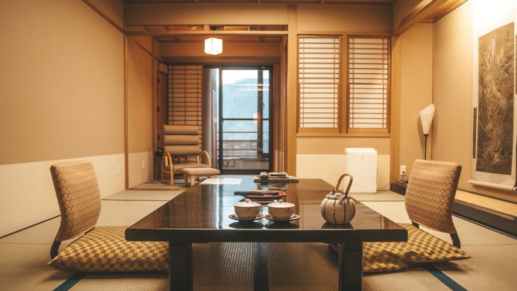 畳と木製テーブルのある旅館の客室（富士河口湖）