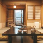 畳と木製テーブルのある旅館の客室（富士河口湖）