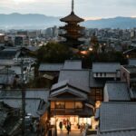 瓦屋根の町並みの奥に法観寺の五重塔(八坂の塔)が立つ京都市街の眺め