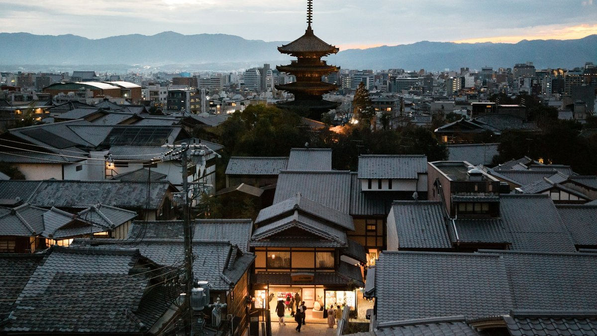瓦屋根の町並みの奥に法観寺の五重塔（八坂の塔）が立つ京都市街の眺め