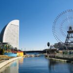 横浜の水辺に立つ観覧車。観光施設の全体像を象徴するイメージ
