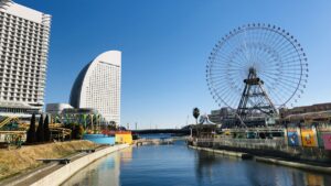 横浜の水辺に立つ観覧車。観光施設の全体像を象徴するイメージ