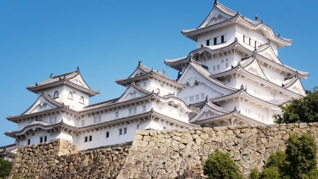 青空を背に白い天守がそびえる世界遺産・姫路城