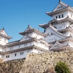 青空を背に白い天守がそびえる世界遺産・姫路城