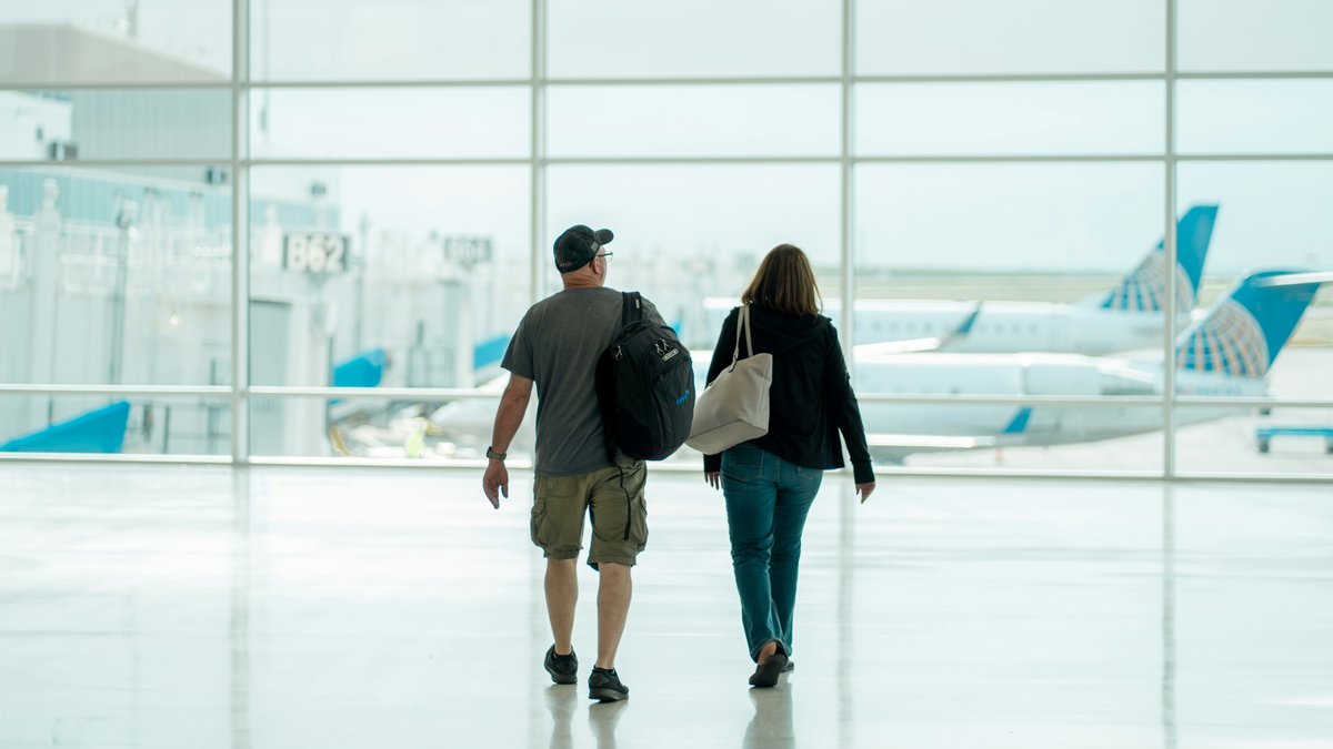 空港のターミナルを歩く外国人旅行者（イメージ）
