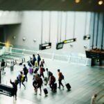 空港のコンコースを歩く旅行者たち（イメージ）