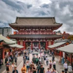 雷門・浅草寺周辺を行き交う観光客でにぎわう情景。訪日インバウンドの象徴的なイメージ