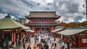 雷門・浅草寺周辺を行き交う観光客でにぎわう情景。訪日インバウンドの象徴的なイメージ