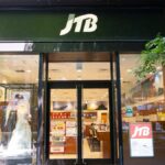 「JTB」の看板を掲げた旅行会社店舗の入口