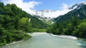 緑豊かな渓谷を流れる川（長野県のイメージ）