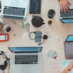 観光ビジネスの開業を検討しノートパソコンを囲んで打ち合わせする様子