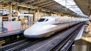新幹線・空港・バスなど観光を支える交通の情景