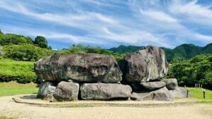芝生の広場に露出した巨石積みの古墳石室（奈良県明日香村・石舞台古墳）