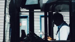 路線バスの車内。バス運転手不足が観光の二次交通に影響することを示すイメージ