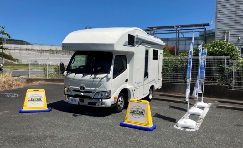 店舗駐車場を活用したRVパークに駐車するキャンピングカー