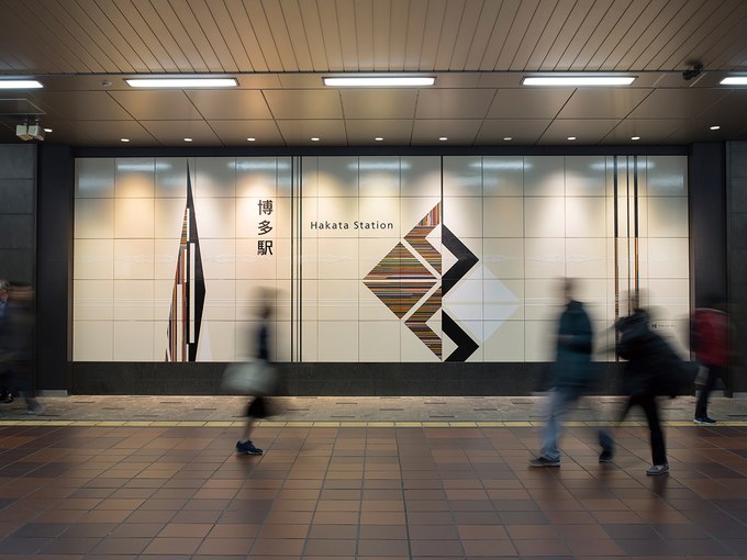 博多駅コンコースの「博多織のタイルアート」