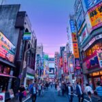 日中の通りを行き交う人々（イメージ）