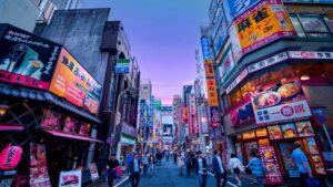 日中の通りを行き交う人々（イメージ）
