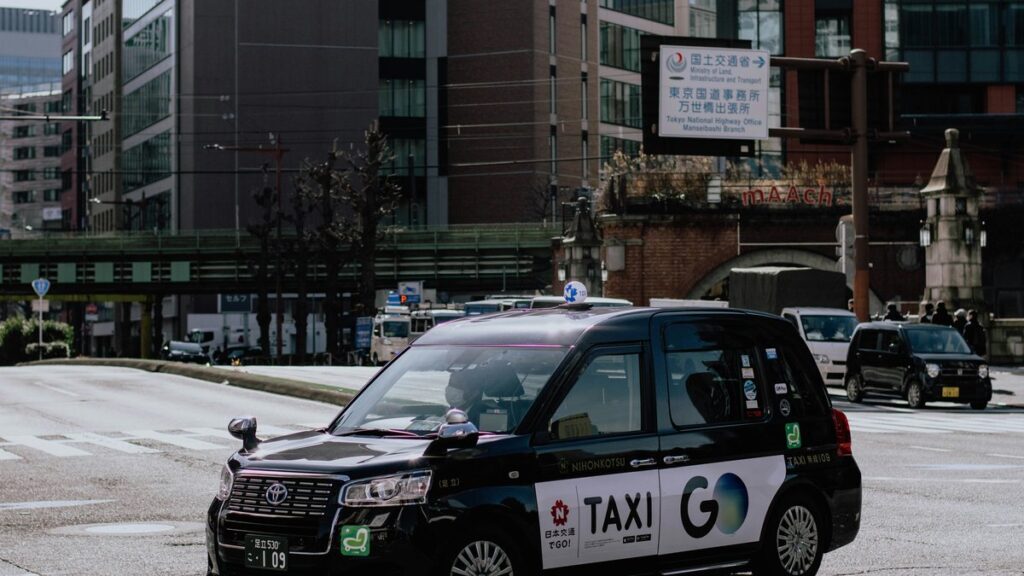 GO塗装のタクシー（日本版ライドシェアはタクシー事業者が運行を管理する）