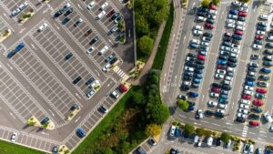 郊外の駐車場と公共交通への乗り換え。観光地の渋滞対策となるパークアンドライドを示すイメージ