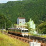 駅前のバス・タクシー乗り場。空港や駅から観光地までを結ぶ二次交通を示すイメージ