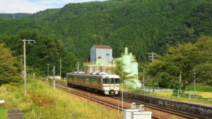 駅前のバス・タクシー乗り場。空港や駅から観光地までを結ぶ二次交通を示すイメージ