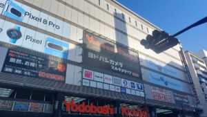ヨドバシカメラ吉祥寺の店舗外観。壁面を大型広告と店名の看板が覆う