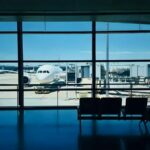 空港の搭乗ゲートから見た駐機中の旅客機