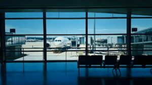 空港の搭乗ゲートから見た駐機中の旅客機
