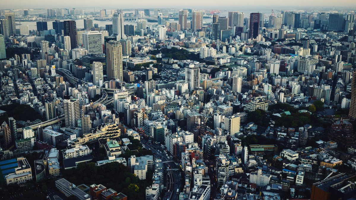 高層ビルが密集する都市の俯瞰