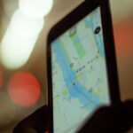 スマートフォンで地図・経路を確認する旅行者
