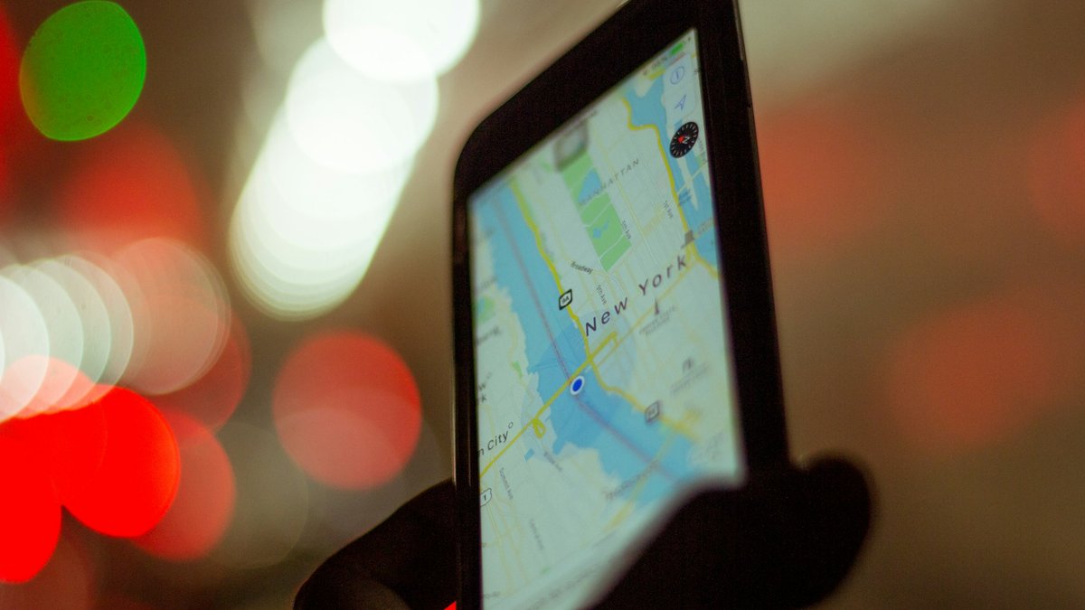 スマートフォンで地図・経路を確認する旅行者
