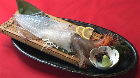 芦屋町の名物、イカの活き造り
