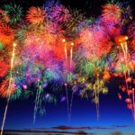 夕暮れの空に大きく開く長岡花火のスターマイン