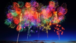 夕暮れの空に大きく開く長岡花火のスターマイン