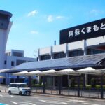 晴天の阿蘇くまもと空港の旅客ターミナルと管制塔
