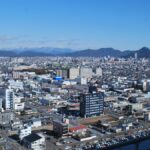 岐阜県庁20階の展望ロビーから望む岐阜市の市街地。遠くに雪をいただいた山並みが連なる
