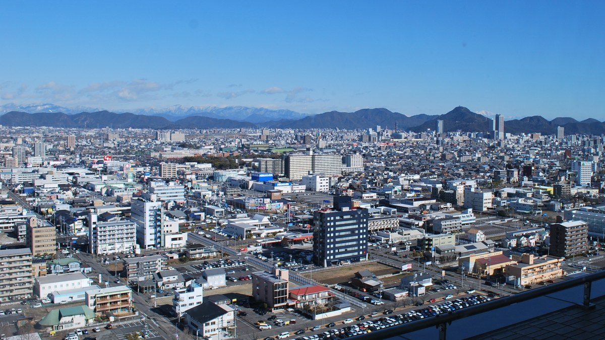 岐阜県庁20階の展望ロビーから望む岐阜市の市街地。遠くに雪をいただいた山並みが連なる