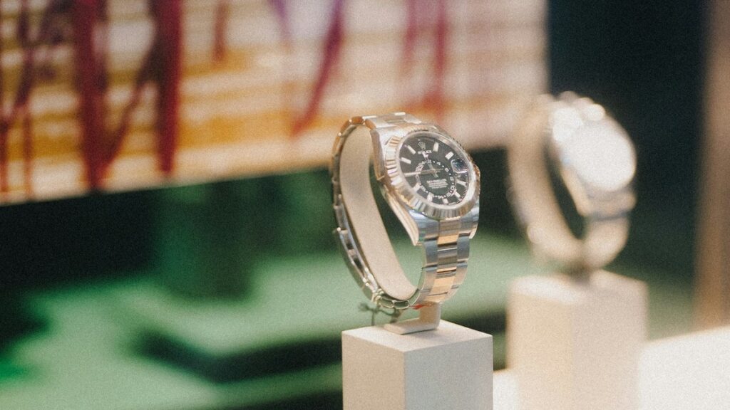 ショーケースの台に展示された高級腕時計。奥にもう1点が並ぶ