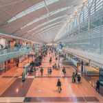 大勢の旅行者が行き交う日本の空港ターミナルの出発ロビー