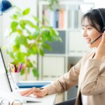 ヘッドセットを着けてパソコンに向かうオペレーター