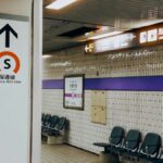名古屋市営地下鉄・久屋大通駅のコンコース。左手に「桜通線」の案内サイン、正面の壁に駅名標「久屋大通」と名城線の紫帯、右手にベンチが並ぶ