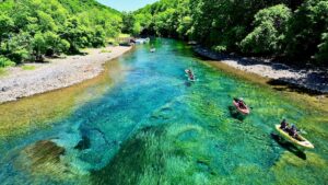 千歳川をカヌーで下る人たち（北海道）