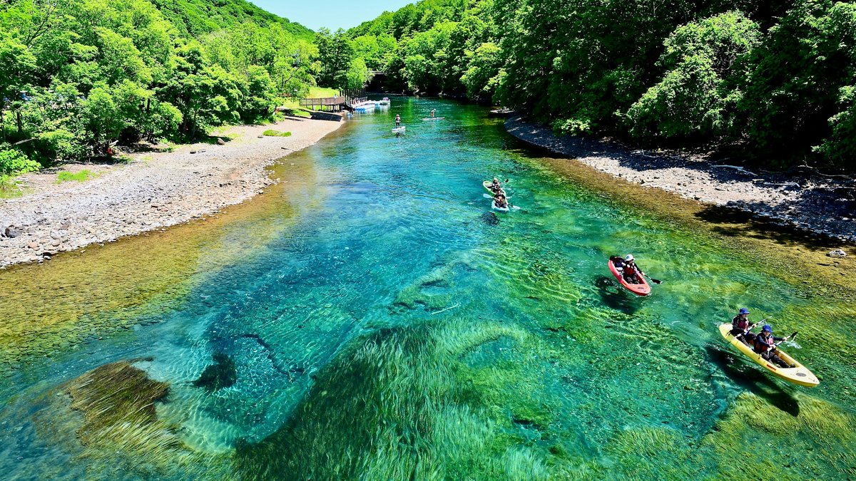 千歳川をカヌーで下る人たち(北海道)