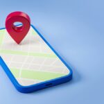 地図が表示されたスマートフォンの画面に、赤い位置ピンが立っているイメージ
