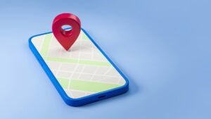 地図が表示されたスマートフォンの画面に、赤い位置ピンが立っているイメージ