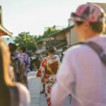 京都の寺社の参道を歩く観光客