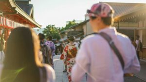 京都の寺社の参道を歩く観光客
